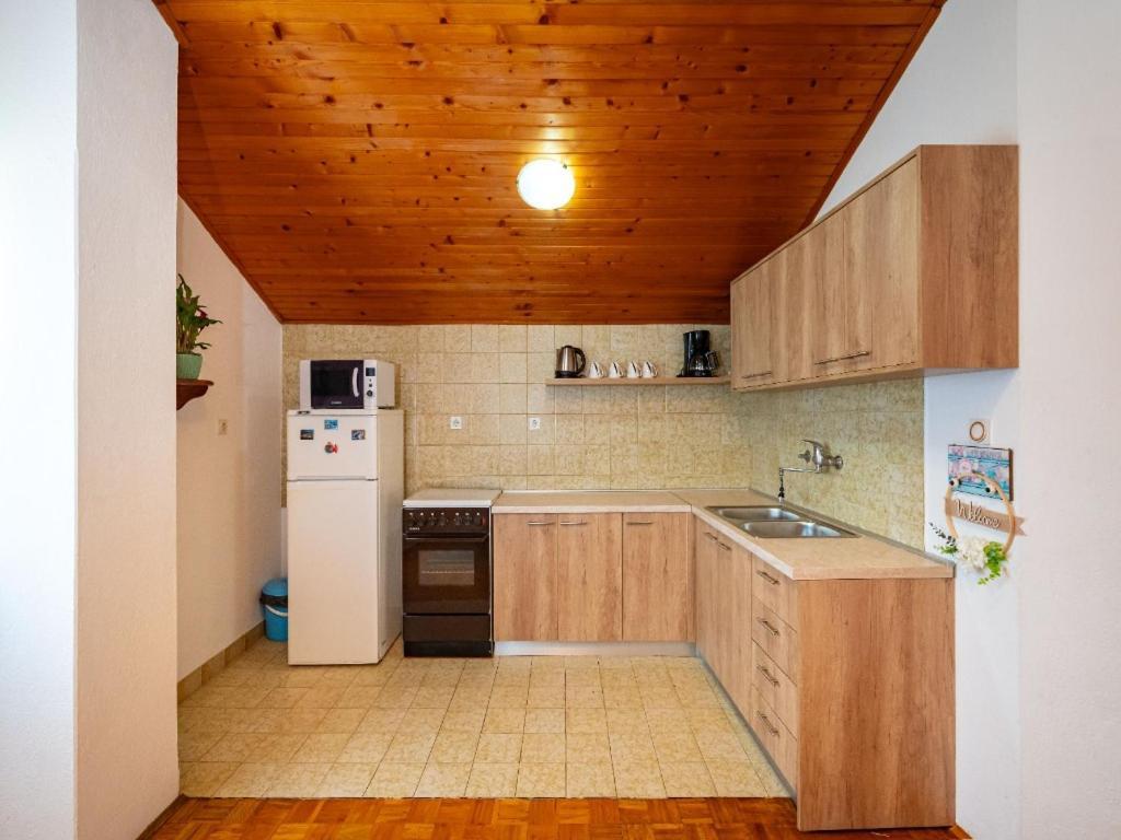 Apartment Matkos - With Garden And Terrace Nin Bagian luar foto
