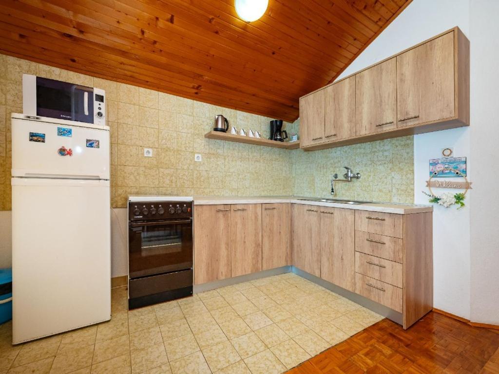 Apartment Matkos - With Garden And Terrace Nin Bagian luar foto