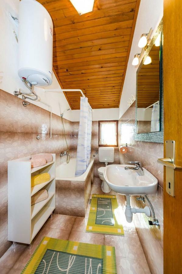 Apartment Matkos - With Garden And Terrace Nin Bagian luar foto