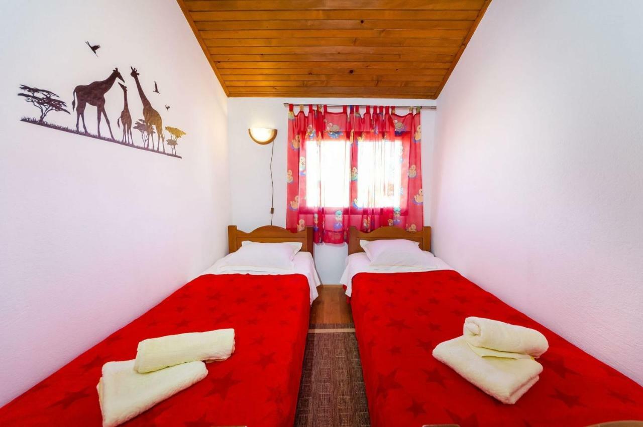 Apartment Matkos - With Garden And Terrace Nin Bagian luar foto